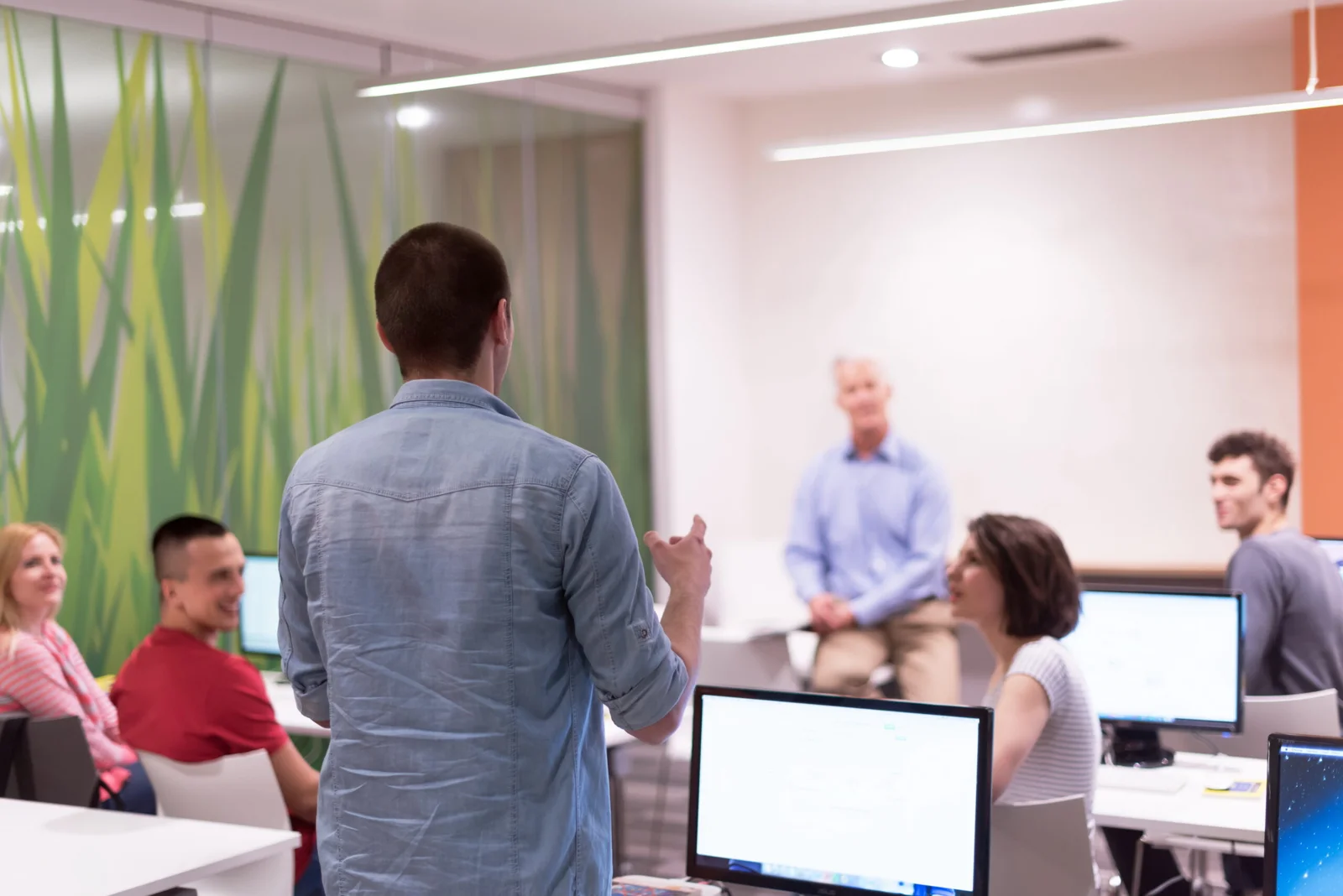 Como uma equipe bem treinada é fundamental para a eficiência da gestão de ativos?